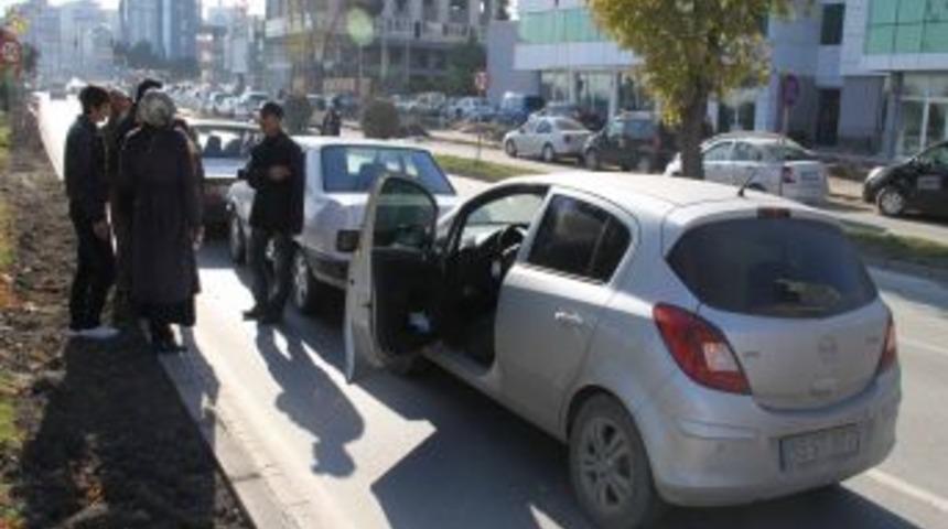 Samsun&rsquo;da zincirleme trafik kazasında 3 ara&ccedil; birbirine girdi