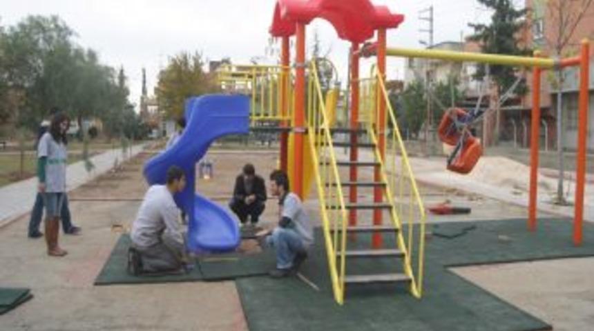 Gen&ccedil; Y&uuml;rekler projesi ile &ccedil;ocuk parkını g&uuml;zelleştirdiler