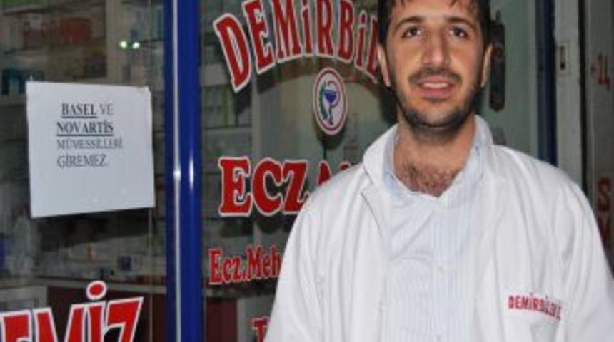 Eczacılar kapılarına 'Novartis' ve 'Basel' giremez pankartı astı