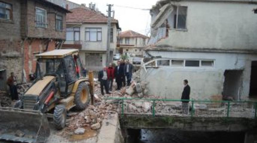 Kumla Kent Meydanı projesi yıkımla start aldı