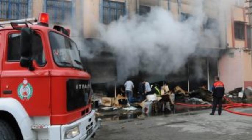 Mobilya deposunda &ccedil;ıkan yangın sanayi esnafını korkuttu