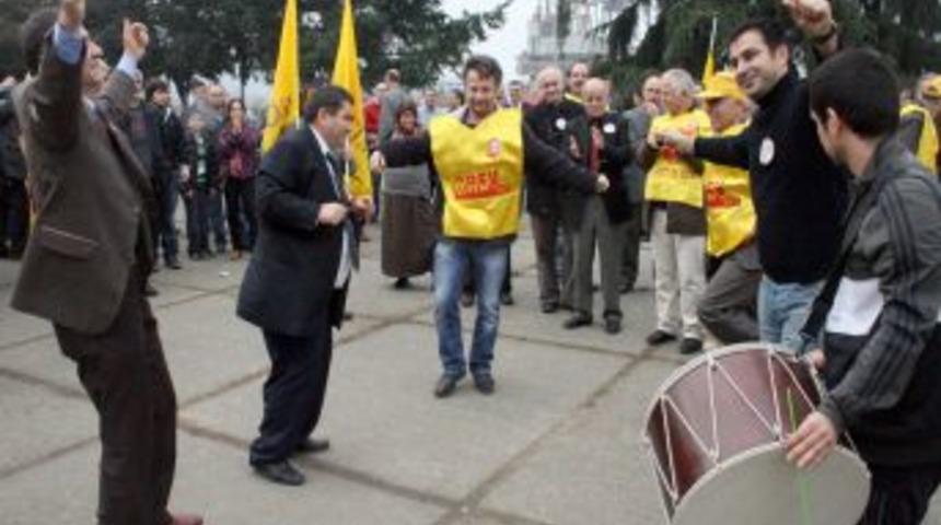 Giresun Karşılaması oynayarak grevi kutladılar