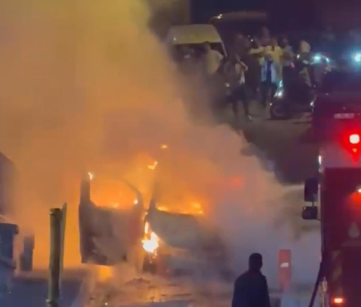 Yer: İstanbul! Seyir halindeki hafif ticari araç alev alev yandı 1