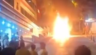 Yer: İstanbul! Seyir halindeki hafif ticari ara&ccedil; alev alev yandı