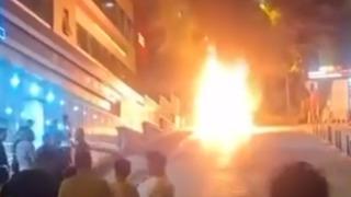 Yer: İstanbul! Seyir halindeki hafif ticari araç alev alev yandı