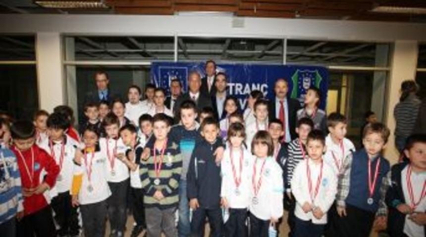 Satrancın şampiyonları madalyalarını aldı