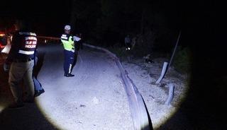 Antalya'da facia! Bariyerleri aşan ara&ccedil; u&ccedil;uruma u&ccedil;tu: 2 &ouml;l&uuml;