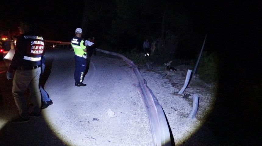Antalya'da facia! Bariyerleri aşan ara&ccedil; u&ccedil;uruma u&ccedil;tu: 2 &ouml;l&uuml;