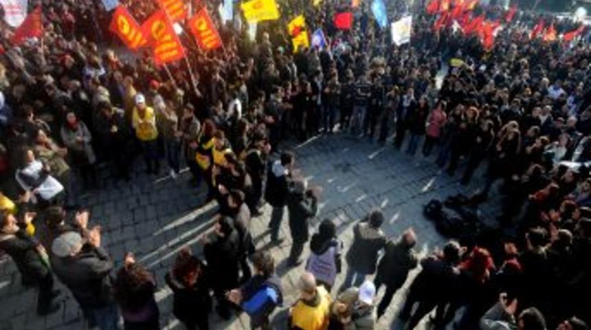 Grevci sağlıkçılar Beyazıt Meydanı’nda buluştu