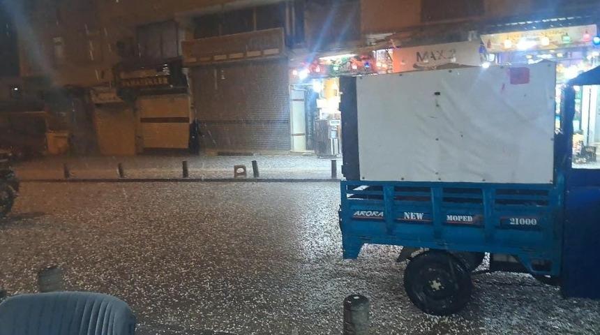 Kilis'te aniden bastırdı! Yollar beyaza b&uuml;r&uuml;nd&uuml;
