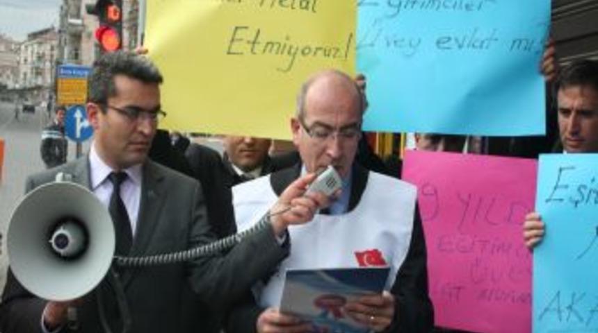 Eğitimciler ek &ouml;deme i&ccedil;in meydana indi