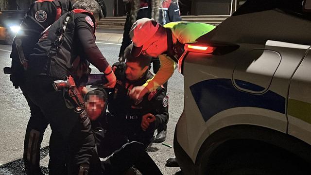 Kayseri'de 18 yaşındaki k&uuml;&ccedil;&uuml;k s&uuml;r&uuml;c&uuml; polisin dur ihtarına uymadı, yediği cezayı duyunca sinir krizi ge&ccedil;irdi