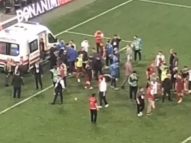 1. Lig'de korkutan olay! Nefessiz kaldı, ambulans &ccedil;ağrıldı