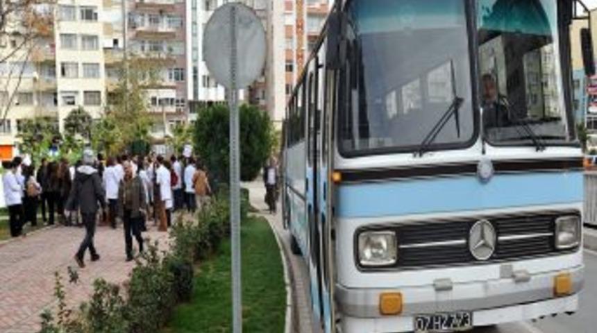 Doktorlar eyleme CHP'li belediyenin otob&uuml;s&uuml;yle taşındı