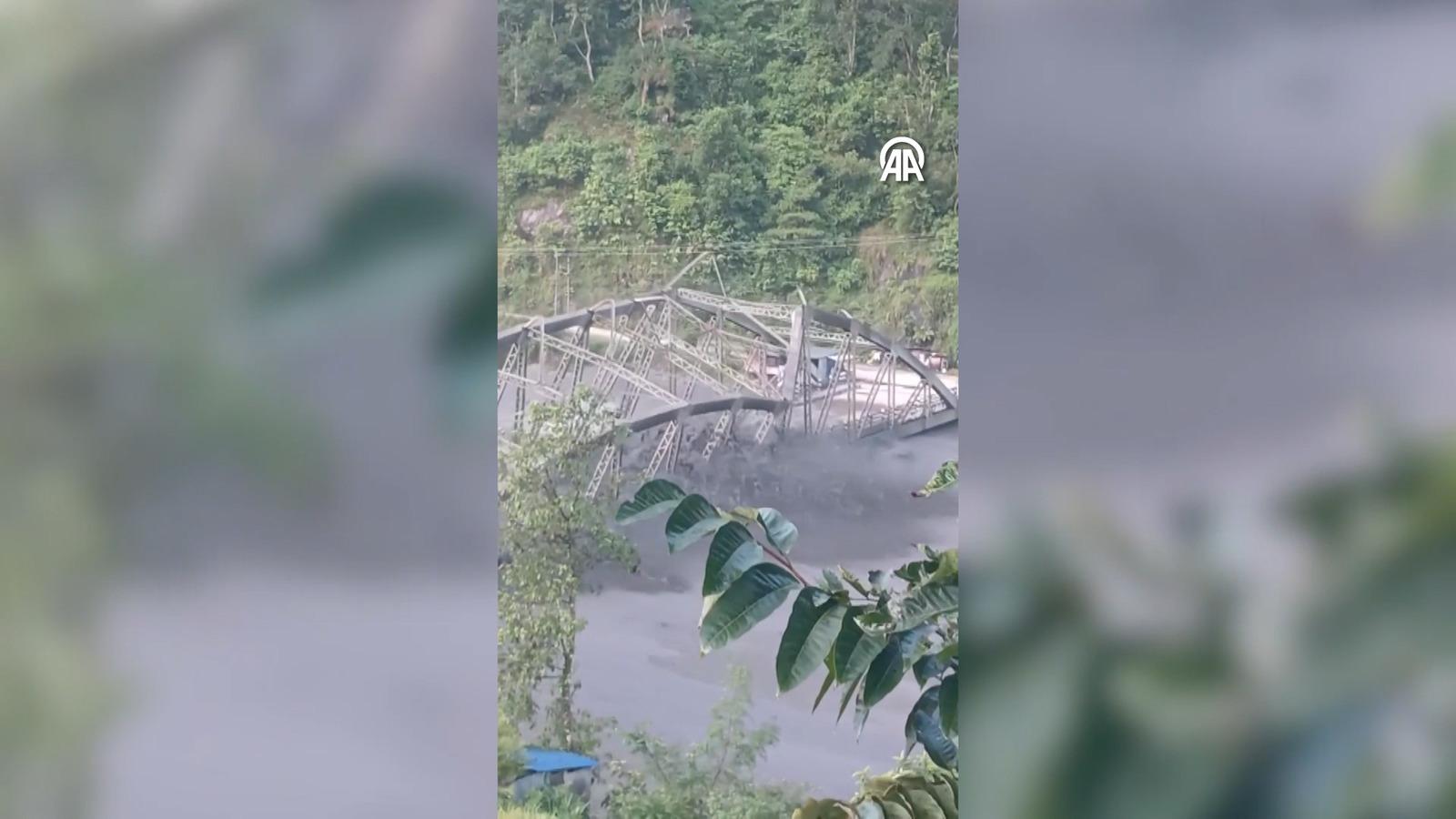 Ağır sel felaketinde köprü büyük zarar gördü ve çöktü