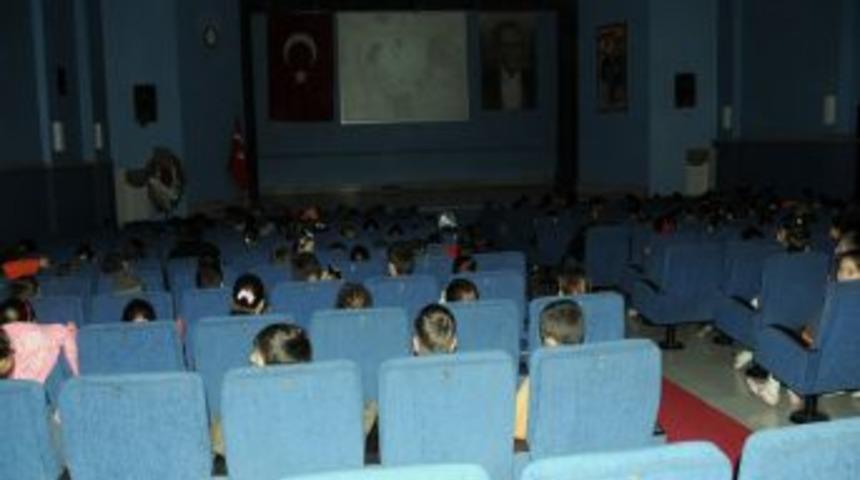 Balıkesir'de &ccedil;ocuklar i&ccedil;in sinema g&uuml;nleri başladı