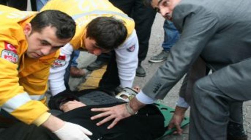 Otomobil yayaya &ccedil;arptı: Bir yaralı