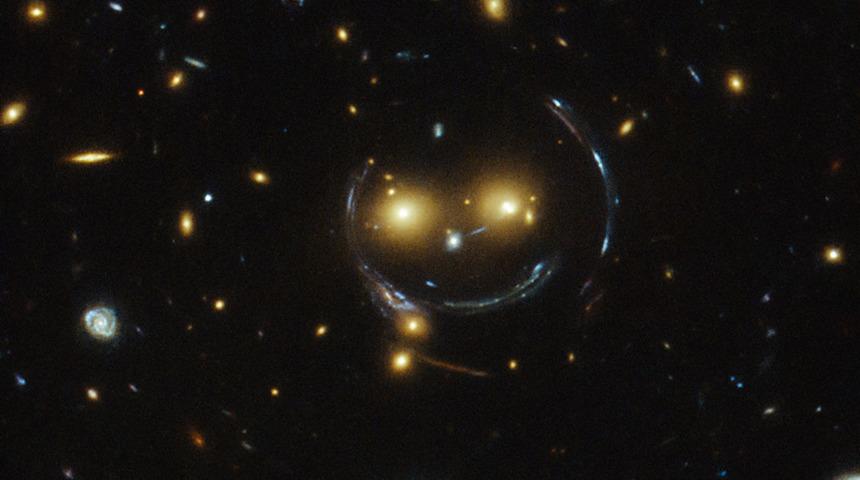 NASA'dan 'g&uuml;l&uuml;mseyen galaksi' paylaşımı