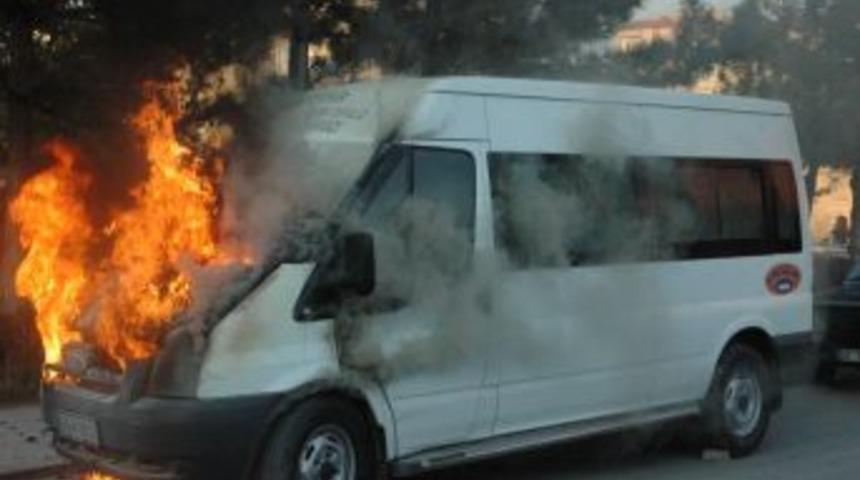 Hasta taşıyan servis alev alev yandı, yangın t&uuml;pleri boş &ccedil;ıktı