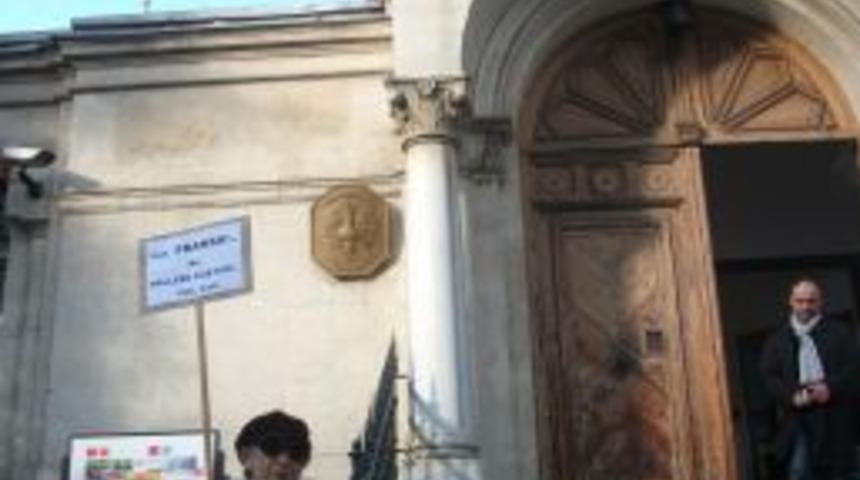 Fransa&rsquo;ya karşı yaşlı kadından tek kişilik anlamlı protesto