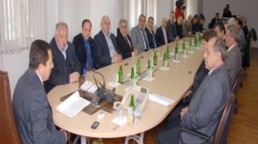 Vali, depremzedeler i&ccedil;in iş adamlarından destek istedi