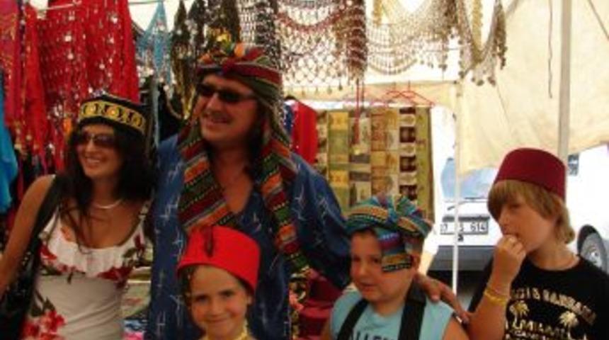 Turiste k&ouml;t&uuml; davranan esnaf semt pazarlarında tezgah a&ccedil;amayacak