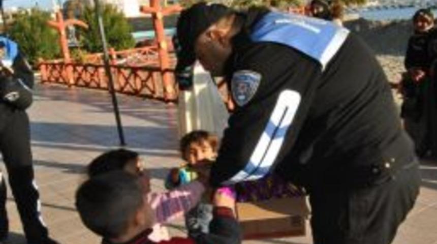 Polisler depremzede &ccedil;ocuklara kek ve meye suyu dağıttı