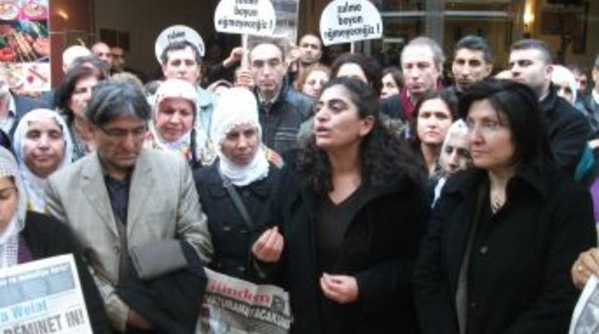 BDP&rsquo;lilerden KCK baskınlarının yapıldığı basın kuruluşlarına destek