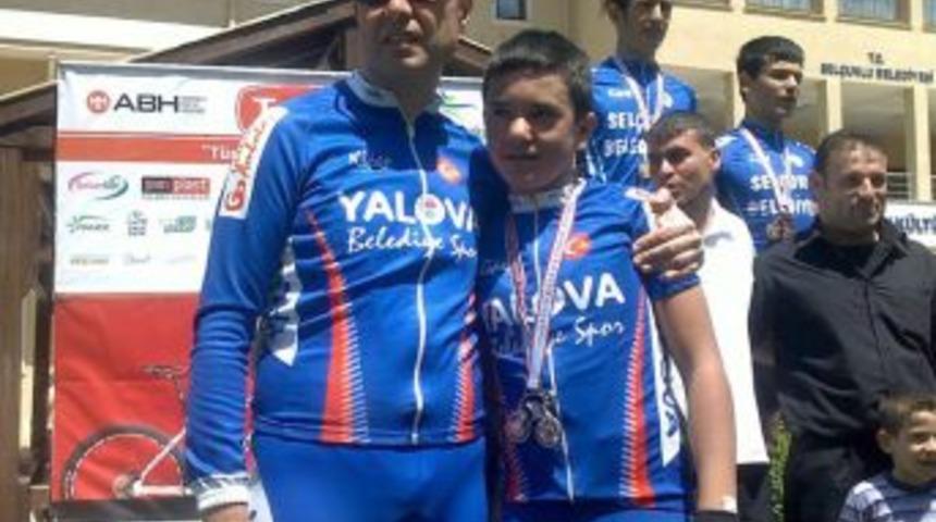 Bisiklet takımının milli sporcularına araba &ccedil;arptı
