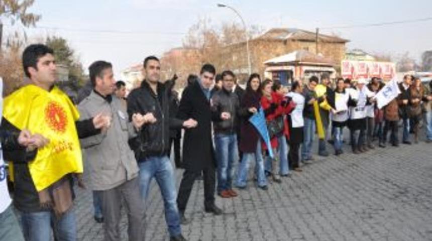 Muş'ta KESK &uuml;yeleri iş bıraktı