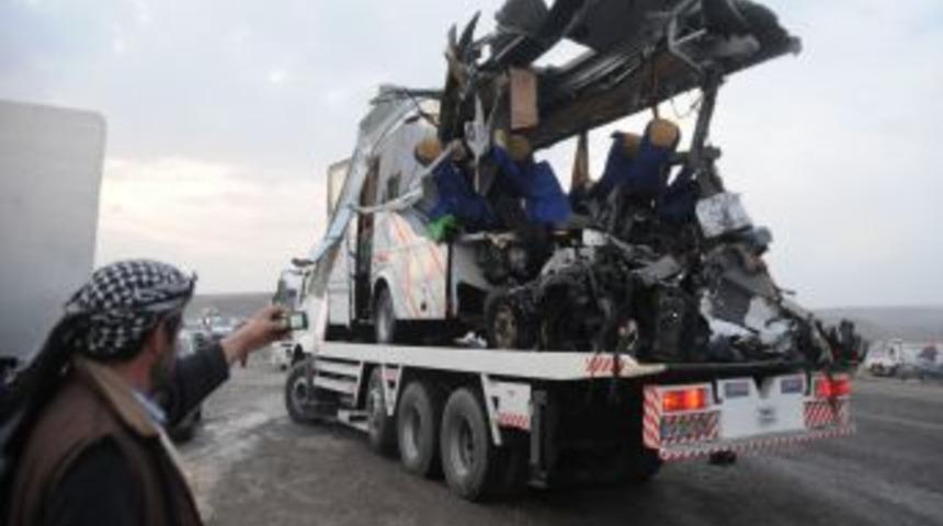 Diyarbakır&rsquo;da şerit ihlali nedeniyle TIR ile midib&uuml;s&uuml;n &ccedil;arpıştığı kaza