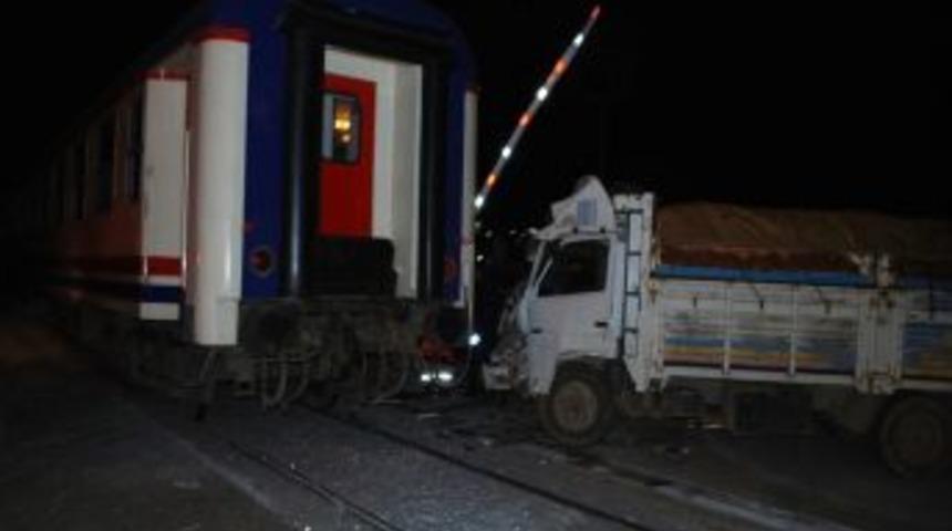 Tren kamyona &ccedil;arptı: 1 yaralı