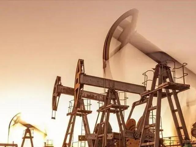 Brent petrol&uuml;n varili 104,70 dolardan işlem g&ouml;r&uuml;yor