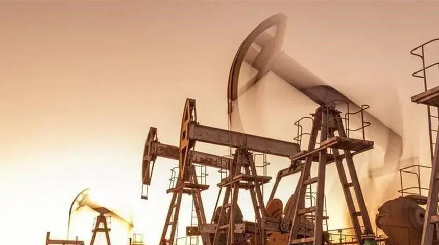 Brent petrol&uuml;n varili 104,70 dolardan işlem g&ouml;r&uuml;yor