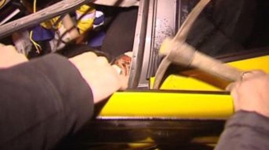 Otomobilde sıkışan yaralıyı kazma ile &ccedil;ıkarmaya &ccedil;alıştılar