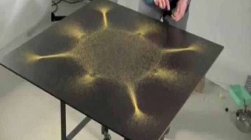 Ses dalgaları ile kum tanelerini &lsquo;dans ettiriyor&rsquo;