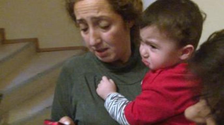 Asans&ouml;rde ayağı sıkışan bebeği itfaiye kurtardı