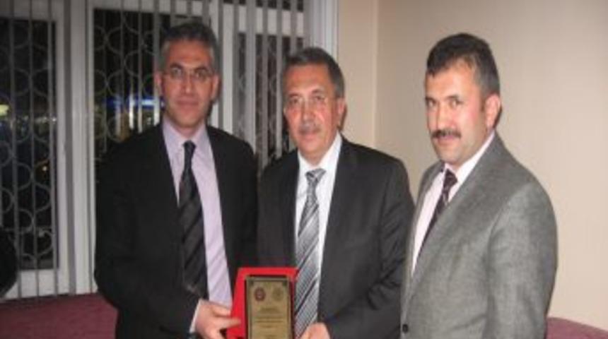 Başkan &Ccedil;etin&rsquo;e eğitime destek &ouml;d&uuml;l&uuml; verildi