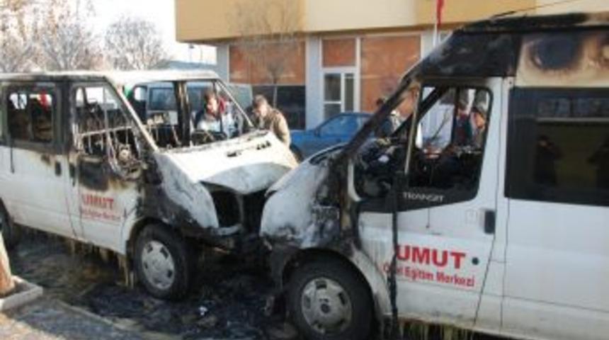 Patnosta iki minib&uuml;s kundaklandı