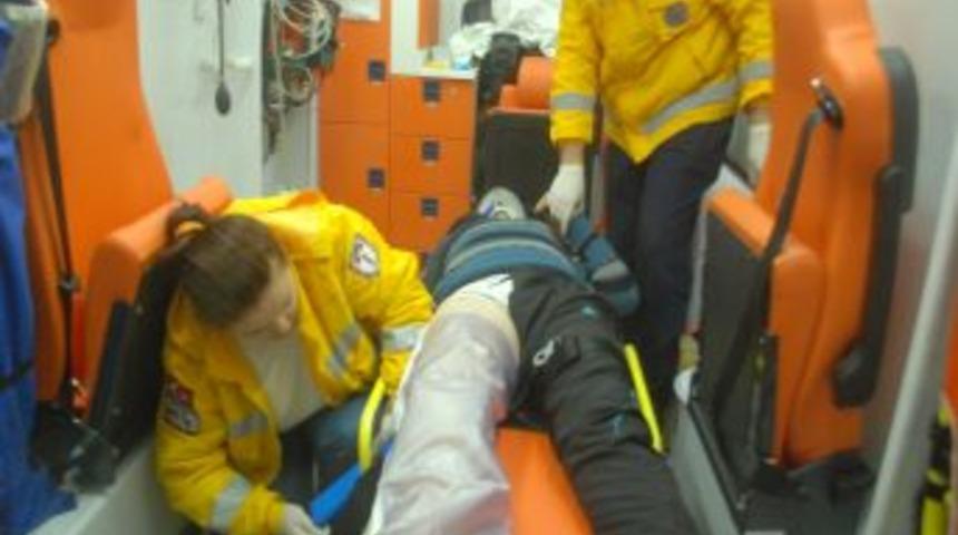 Konserve kutusuna d&ouml;nen otomobilden sağ &ccedil;ıktılar: 1 yaralı