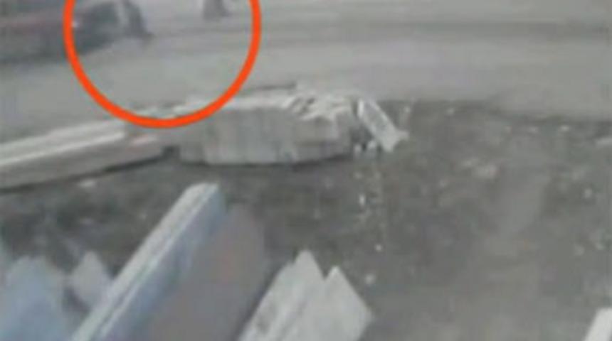 Annesinin g&ouml;zleri &ouml;n&uuml;nde kamyonet &ccedil;arptı!