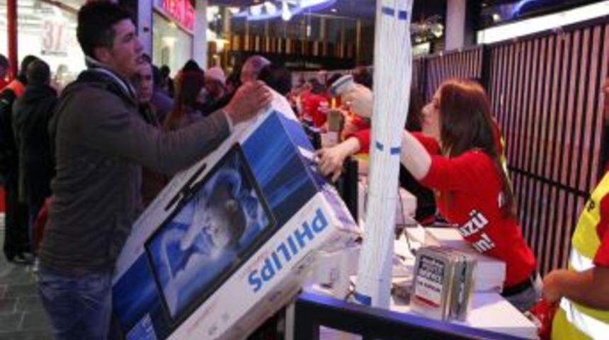 Kayseri'de bayıltan alışveriş &ccedil;ılgınlığı