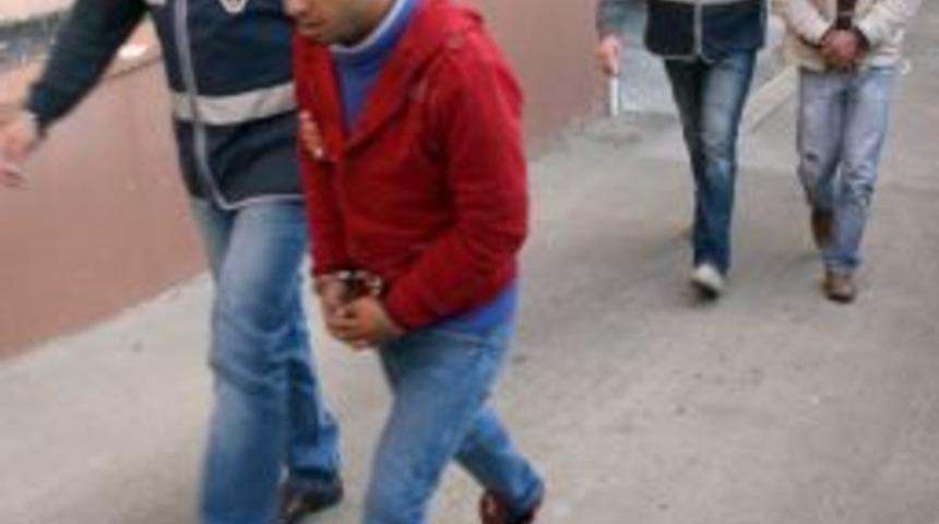 İzmir'de yaklaşık 5 bin adet uyuşturucu hap ve 1 kg. esrar ele ge&ccedil;irildi