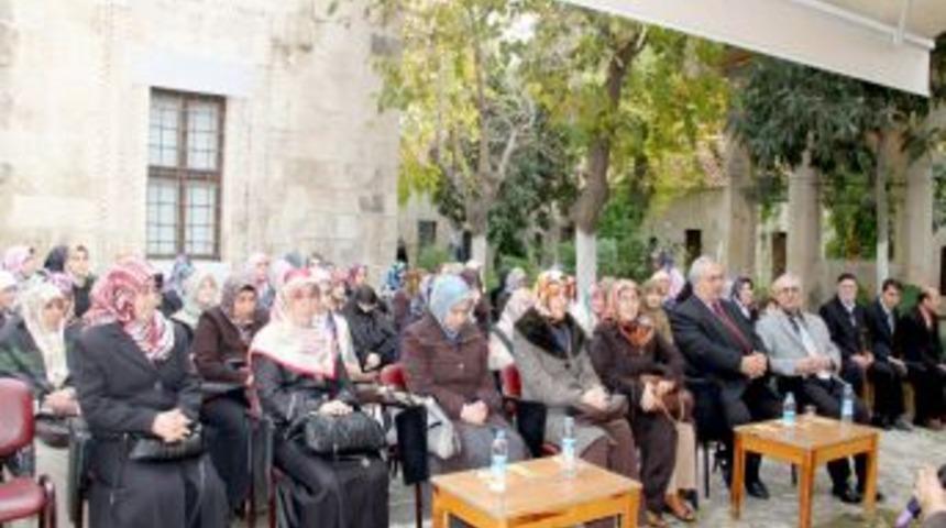 Tarihi medresede aşure dağıttılar