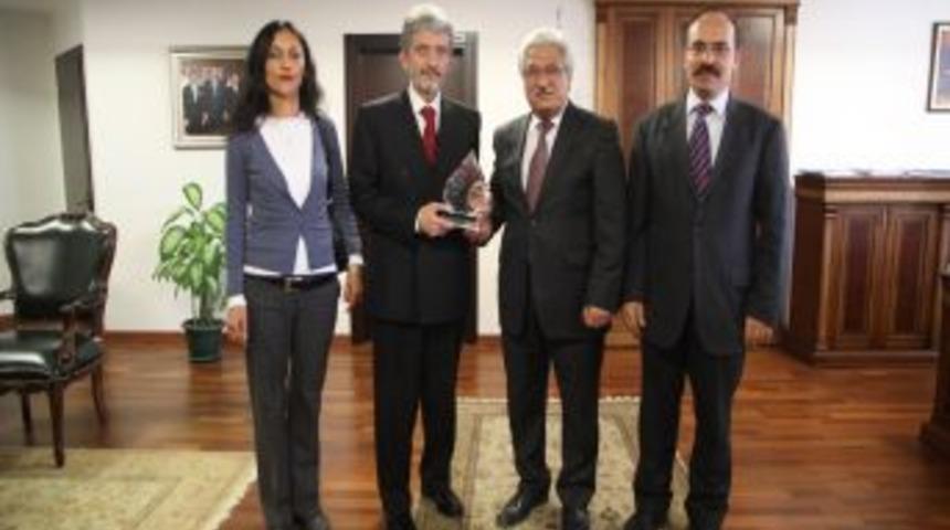 Başkan Tuna'ya eğitimcilerden teşekk&uuml;r plaketi