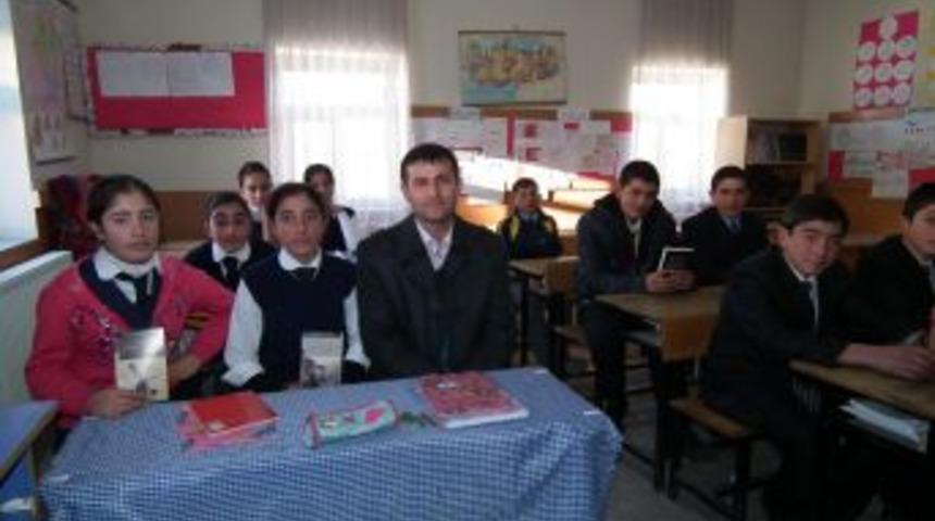 &Ouml;ğretmen polis, Sarıkamışlı &ouml;ğrenciler i&ccedil;in 650 kitap topladı