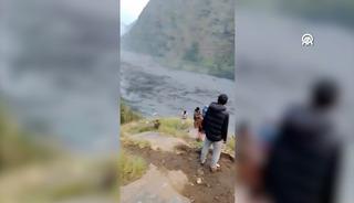 Nepal'de doğanın hıncı dinmiyor! Bir sel daha... &Ouml;n&uuml;ne neyi kattıysa g&ouml;t&uuml;rd&uuml;
