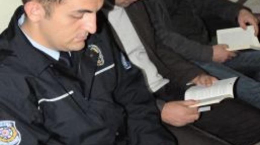 Bu il&ccedil;ede &ouml;ğrenciler, her sabah belediye hoparl&ouml;r&uuml;nden kitap okuyor