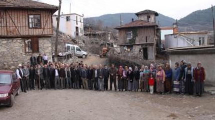 Evleri baraj suyu altında kalacak k&ouml;yl&uuml;ler, barakalarda yaşamaya başladı