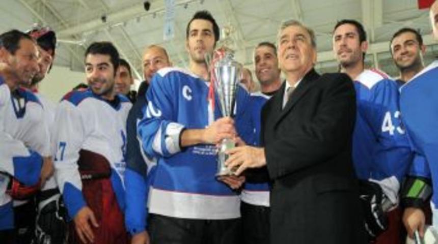 İzmir B&uuml;y&uuml;kşehir Belediyesi Buz Hokeyi Kakımı ilk defa seyircisin &ouml;n&uuml;nde